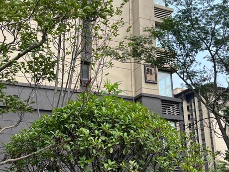 山东省青岛市胶州市经济技术开发区湘江路2号荣盛·锦绣外滩（观海阁）51号楼1单元102